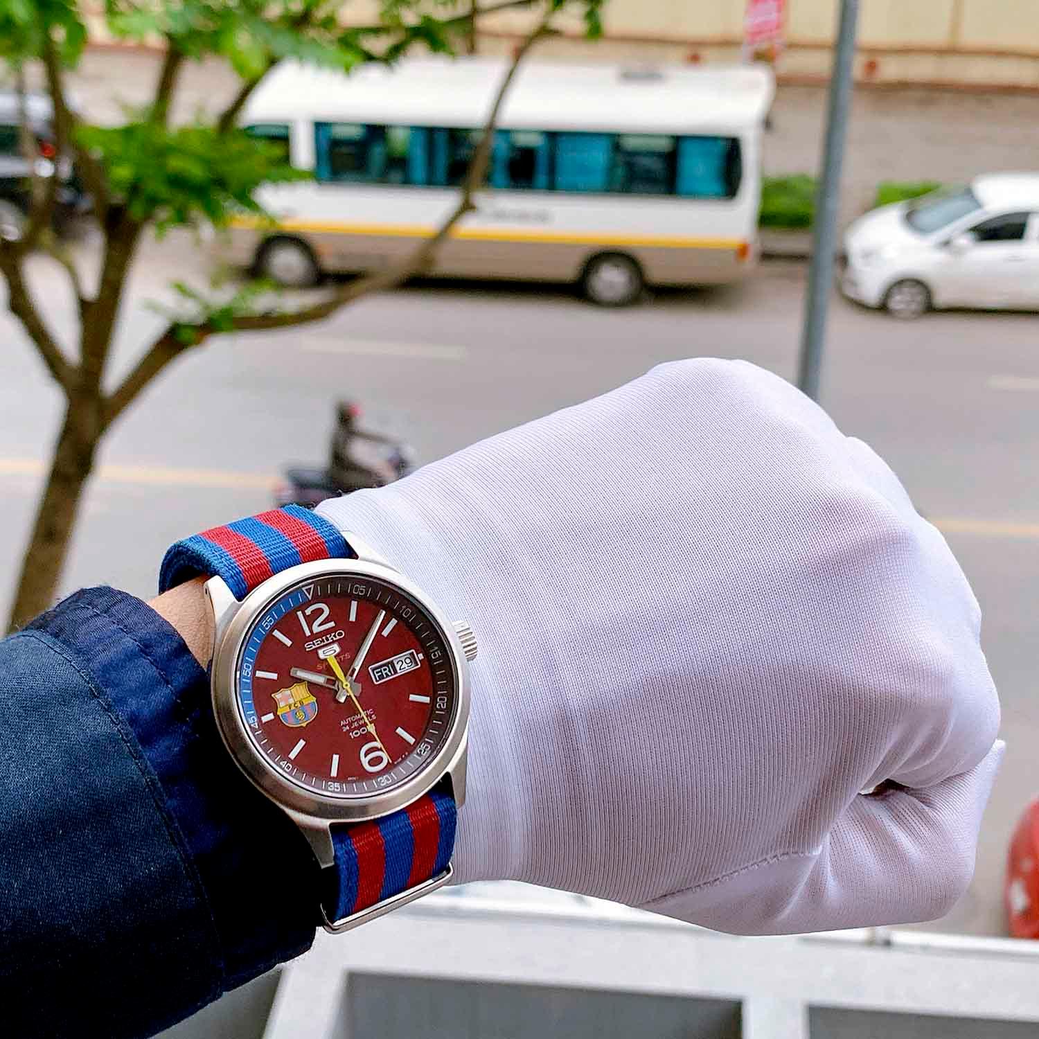 SEIKO 5 FC Barcelona SRP305J1 (SRP305) Used (1).jpg