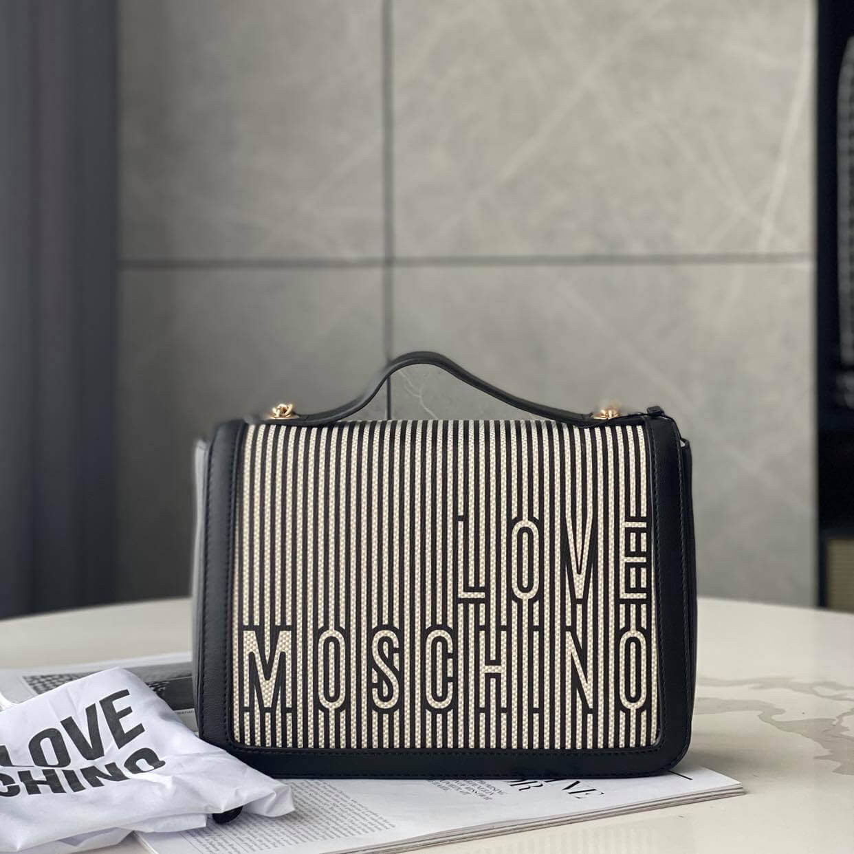 Moschino Quilted Crossbody Màu Đỏ Size 23 xách tay chính hãng giá rẻ bảo  hành dài - Túi xách - Senmix